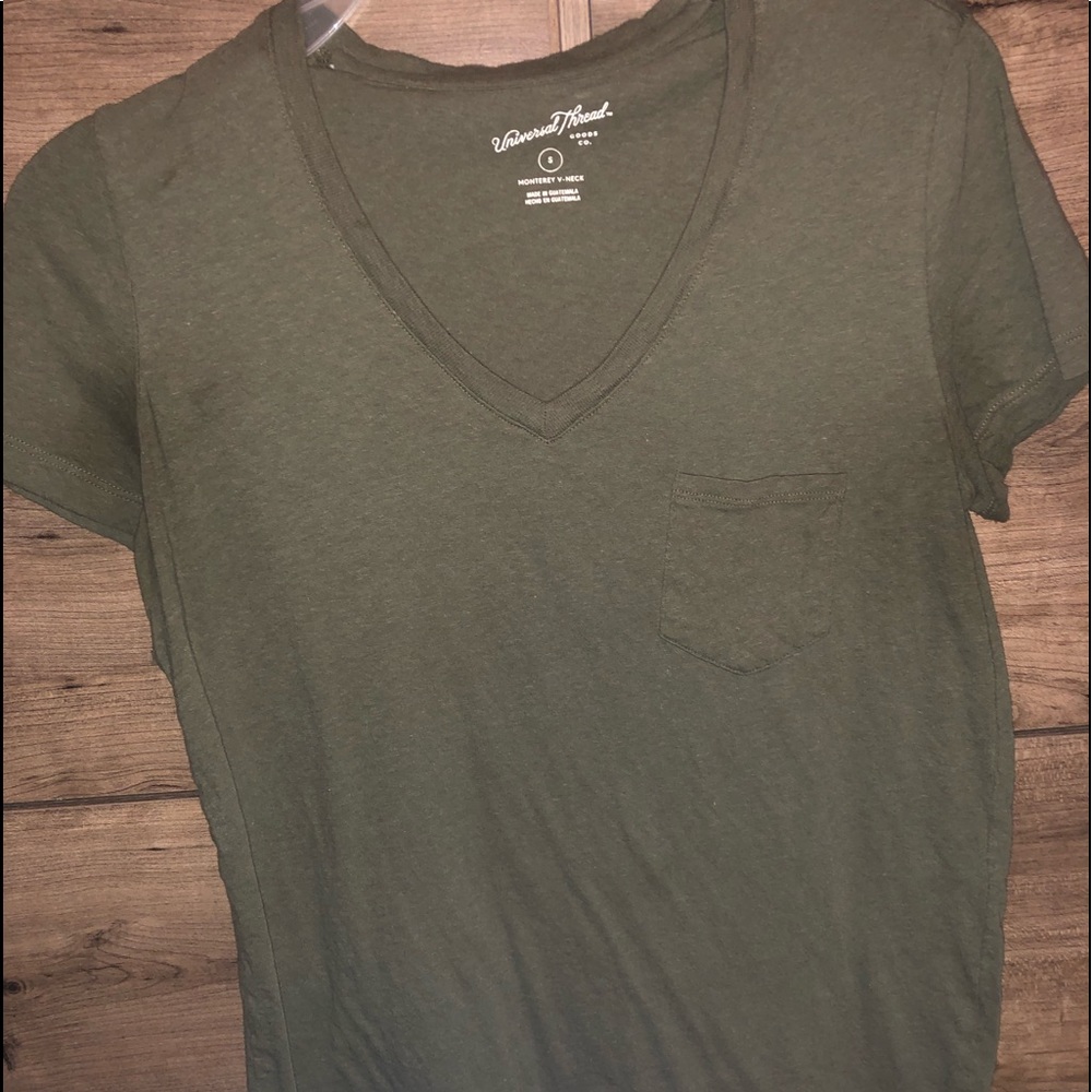 UNIVERSAL THREAD OLIVE GREEN V-NECK POCKETED TEE